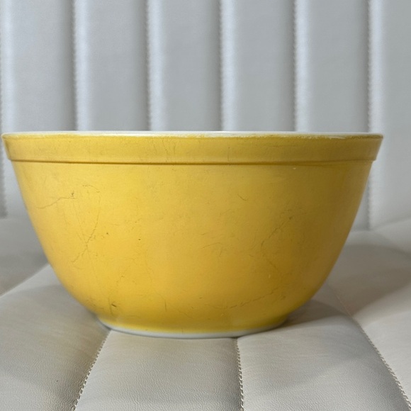 Vintage PYREX 402 Mixing Bowl 1.5 qt Golden Yellow Ovenware Daisy Series GUC 60s - Picture 2 of 12